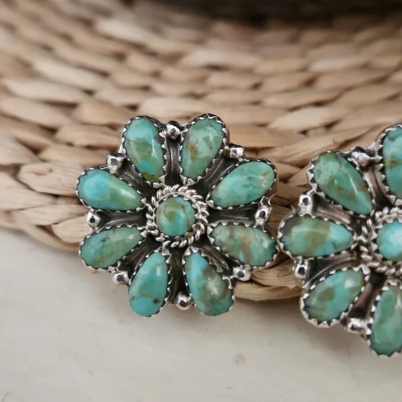 Stunning NWOT Native American Navajo Turquoise Flower Cluster Earrings 💙💚